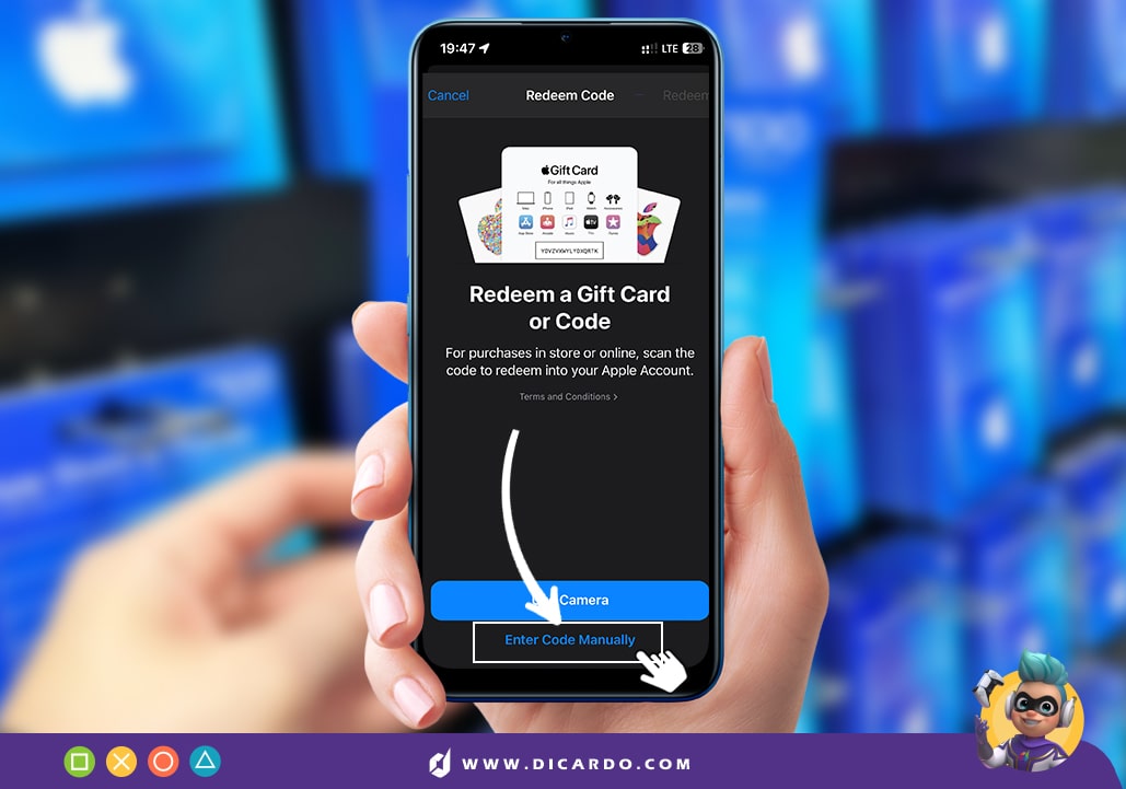 حالا باید از پایین صفحه گزینه‌ی Enter code manually رو انتخاب کنین: نحوه ردیم کردن گیفت کارت اپل آیتونز